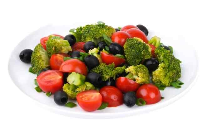 Broccoli salad with cherry tomatoes